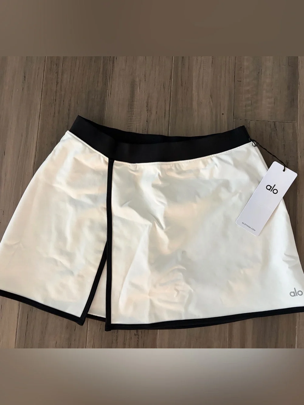 Alo white with black trim “Airbrush Streamlined ” athletic skort/skirt - size M